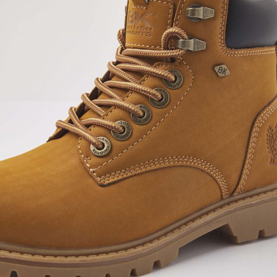 Detail van een gouden bruine veterlaars met bruine veters, metalen veterringen en "British Knights" logo.