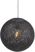 Zwarte hanglamp in bolvorm, gemaakt van draden.