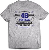42 Jaar Legend - Feest kado T-Shirt Heren / Dames - Antraciet Grijs / Donker Blauw - Perfect Verjaardag Cadeau Shirt - grappige Spreuken, Zinnen en Teksten. Maat M