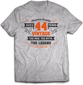 44 Jaar Legend - Feest kado T-Shirt Heren / Dames - Antraciet Grijs / Oranje - Perfect Verjaardag Cadeau Shirt - grappige Spreuken, Zinnen en Teksten. Maat S