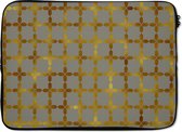 Laptophoes 13 inch 34x24 cm - Luxe patroon - Macbook & Laptop sleeve Luxe patroon van vierkanten met gouden details tegen een grijze achtergrond - Laptop hoes met foto