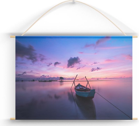 Bootje dobbert op meer met paarse zonsondergang als textielposter| Wanddecoratie Paars | Landschappen | iDecorate | Textielposter 90x60cm