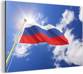 Wanddecoratie Metaal - Aluminium Schilderij Industrieel - De vlag van Rusland wappert in de lucht - 60x40 cm - Dibond - Foto op aluminium - Industriële muurdecoratie - Voor de woonkamer/slaapkamer