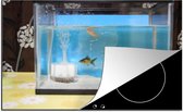 KitchenYeah® Inductie beschermer 80.2x52.2 cm - Twee visjes in een aquarium - Kookplaataccessoires - Afdekplaat voor kookplaat - Inductiebeschermer - Inductiemat - Inductieplaat mat