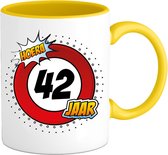 42 Jaar Verkeersbord Mok met tekst | Grappig Verjaardag Beker Cadeau | Bedrukte Koffie en Thee Mokken | Zwart | 330 ML