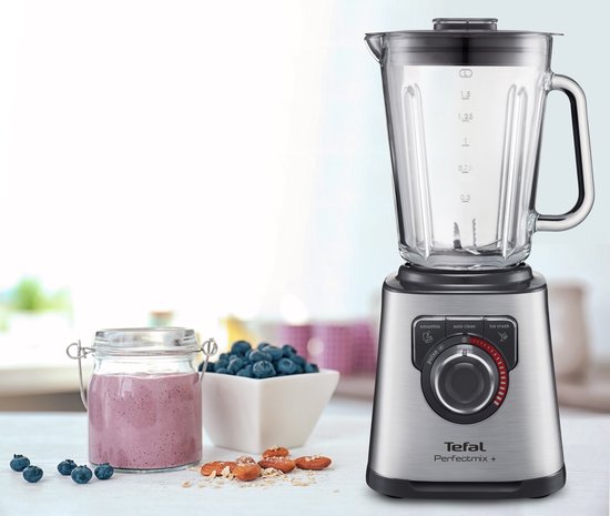 Tefal Perfectmix+ blender in RVS met glazen kan, met een potje smoothie en blauwe bessen ernaast.
