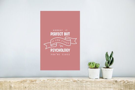 Poster 'Nobody is perfect but if you study psychology you're close' op roze achtergrond, met cactussen.