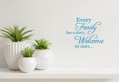 Stickerheld - Muursticker "Every family has a story... Welcome to ours..." Quote - Woonkamer - inspirerend - Engelse Teksten - Mat Middenblauw - 27.5x34.6cm
