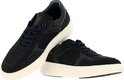 Paar donkerblauwe G-Star Raw sneakers op een witte ondergrond. Witte zolen, suède en mesh details.