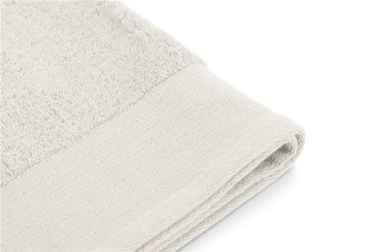 Gevouwen crèmekleurige handdoek met een witte band met visgraatpatroon.