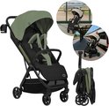Groene en zwarte buggy, opgevouwen met reisafbeeldingen op de achtergrond.