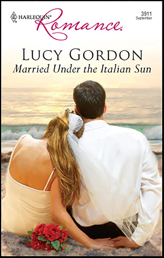 Een bruid met sluier en een bruidegom zitten op het strand, kijkend naar de zee. Titel: Married Under the Italian Sun.