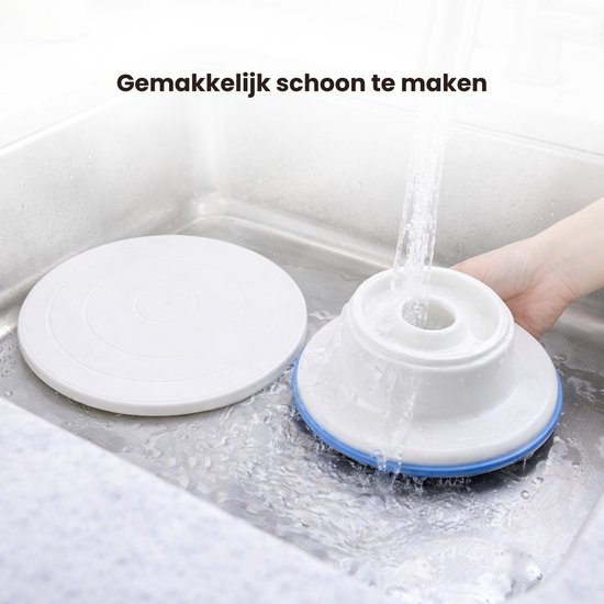 Het witte draaiplateau en de basis worden schoongemaakt onder de kraan.