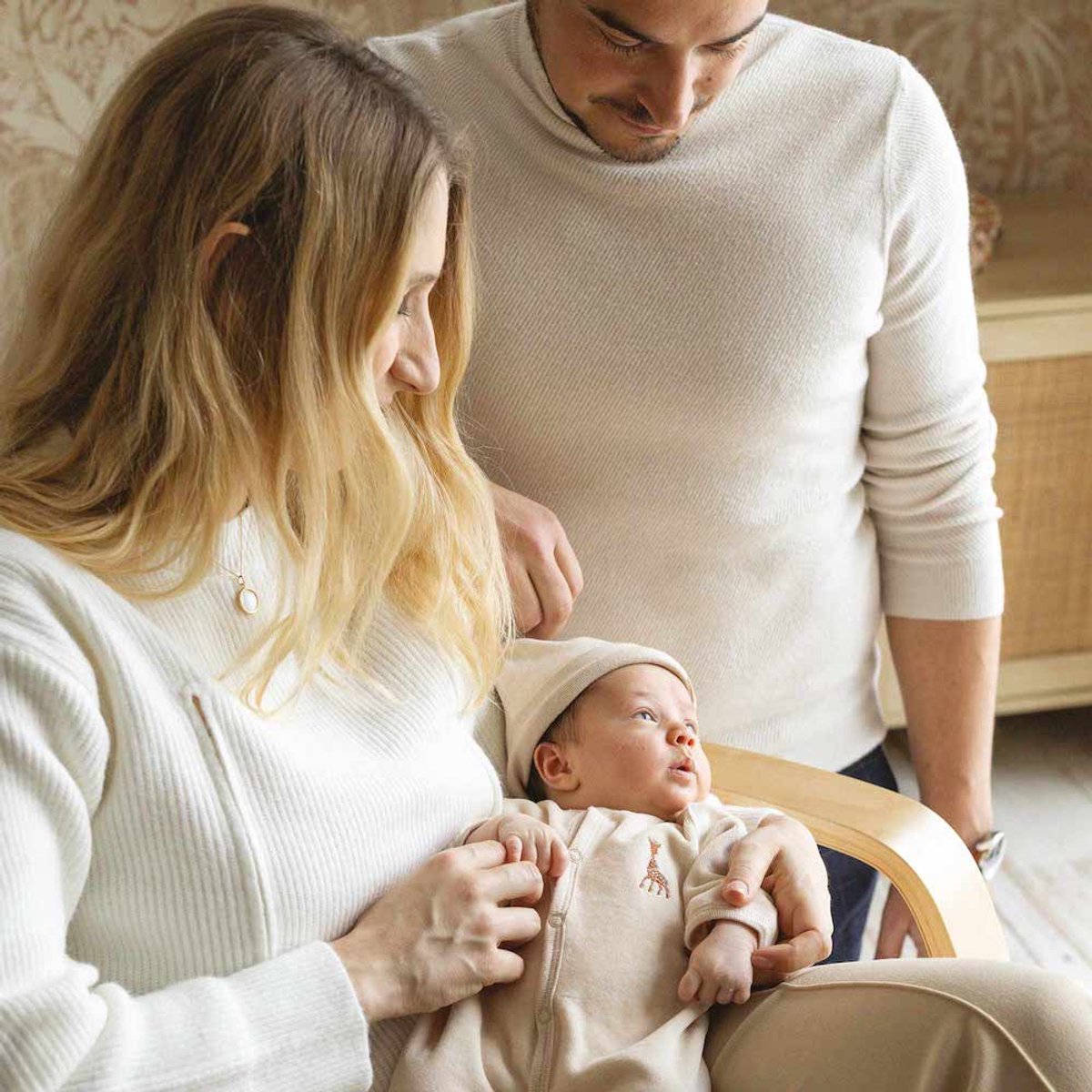 Sophie de giraf Geboorteset Velours Beige – Baby Pyjama, Mutsje & Slofjes 1M (54 cm) – Zacht Fluweel – Unisex – Comfortabele Vooropening – Luxe Kraamcadeau Set – foto 6