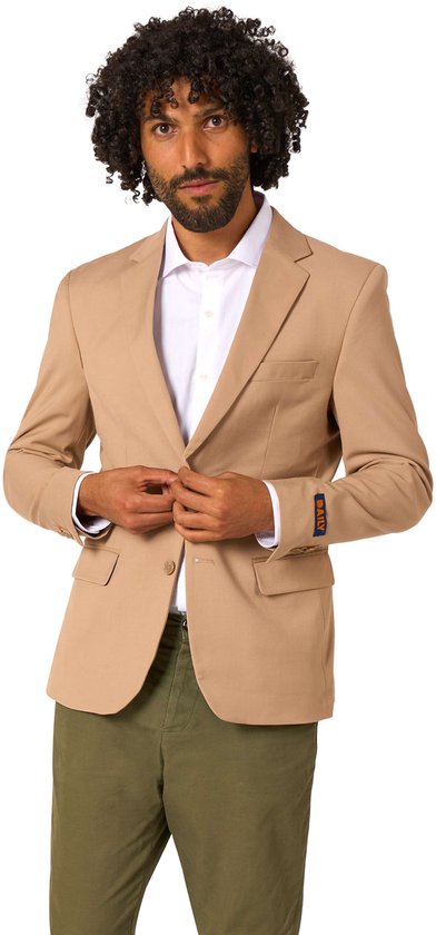 Man in beige blazer met een witte blouse, linkerhand bij de knopen.