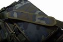 Gedetailleerde opname van een camouflagemotief tas met een gevoerde schouderband.