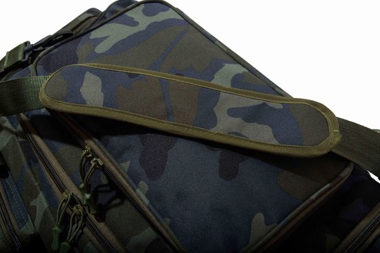 Gedetailleerde opname van een camouflagemotief tas met een gevoerde schouderband.