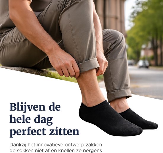 Een man met een pet en grijze broek trekt zijn zwarte enkelsok aan, die goed aansluit zonder af te zakken.
