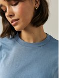 Close-up van het blauwe t-shirt met ronde hals.