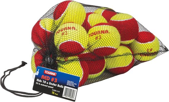 Netzak met gele en rode Tourna tennisballen. Label: "TOURNA RED #3 Kids 10 & Under Balls 75% reduced speed 18 Pack".