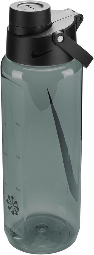 Grijze Nike bidon met zwarte dop en grote swoosh. Capaciteitsmarkeringen in ml aan de zijkant.