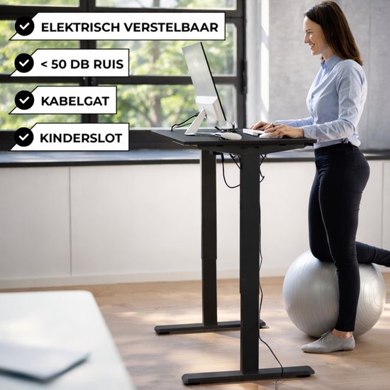 Vrouw aan elektrisch verstelbaar bureau, 'Elektrisch verstelbaar', '< 50 DB Ruis', 'Kabelgat', 'Kinderslot'.