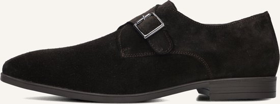 Zijkant van een donkerbruine suède schoen met gesp.