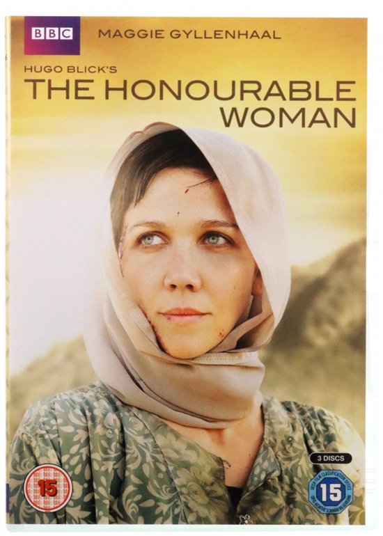 Maggie Gyllenhaal draagt een moslimgewaad en een hoofddoek in een woestijnlandschap. De titel is "The Honourable Woman".