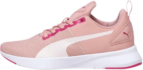 Roze Puma Flyer Runner hardloopschoen met witte zool en Puma logo op zijkant.