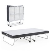 Voor- en bovenaanzicht van een opklapbed met grijs matras, wit frame en wieltjes.