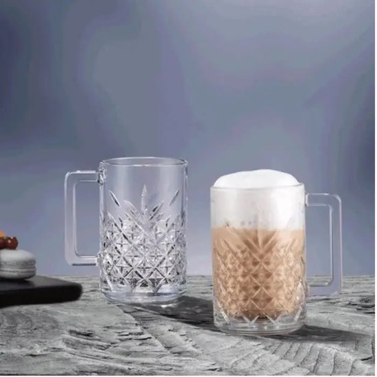 Twee transparante bierpullen met facetgeslepen patronen; één gevuld met schuimend drankje.