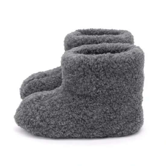 Donkergrijze wollen pantoffels van Skéépe, model hoog.