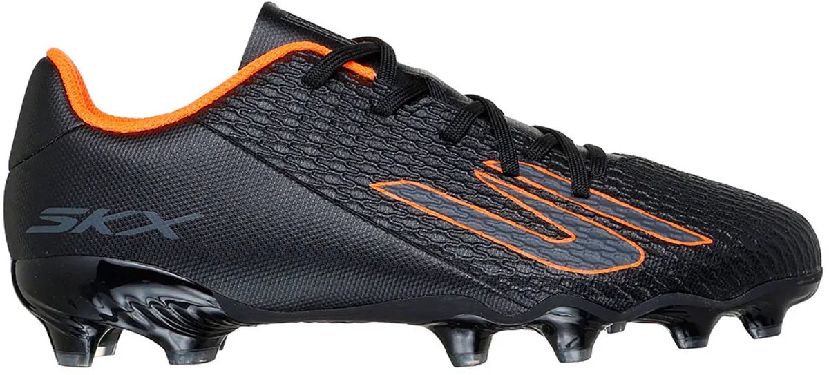Zwarte Skechers 252160L Youth FG voetbalschoenen met oranje accenten, lichtgewicht en ontworpen voor precisie op het veld.