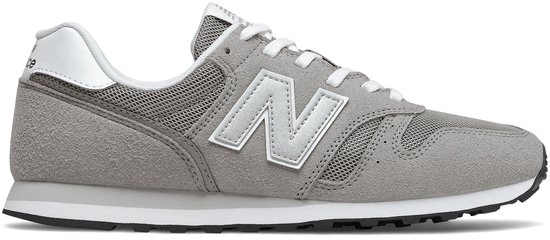 Zijaanzicht van de grijze New Balance 373 sneaker met witte hielkap en mesh-panelen.