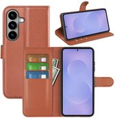 Bruine kunstleren wallet case met telefoon, pasjes en bankbiljetten getoond.