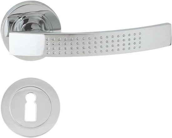 Zilverkleurige deurklink met cirkelvormige ondergrond en een gestreept handvat met gaatjes. Bijpassende rozet.