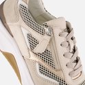 Detail van crème leren sneaker, mesh, beige suède en ritssluiting.