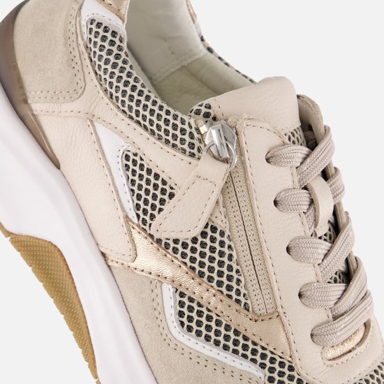 Detail van crème leren sneaker, mesh, beige suède en ritssluiting.