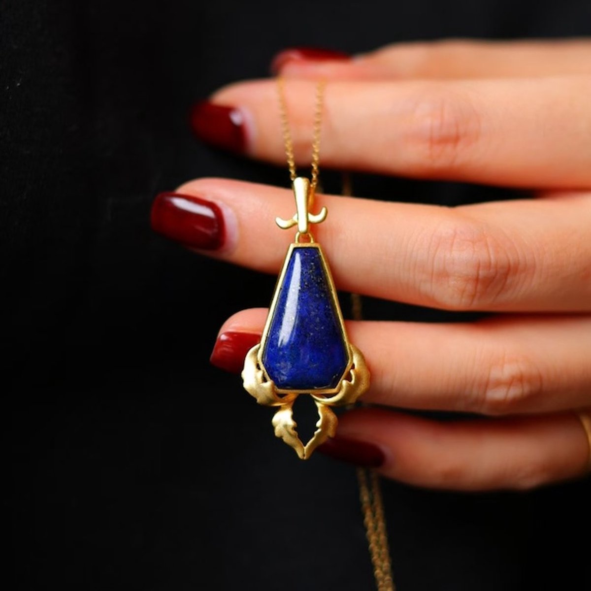 Royal Crest Shield Hanger Ketting met een diepblauwe lapis lazuli steen in een elegant schildsilhouet.