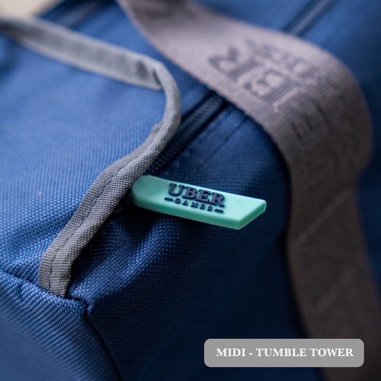 Close-up van de blauwe draagtas met rits van de stapeltoren. Mintgroene zipper-pull met 'UBER GAMES'.