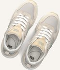 Paar beige suède en mesh sneakers met witte veters en HUB-logo op de tong.