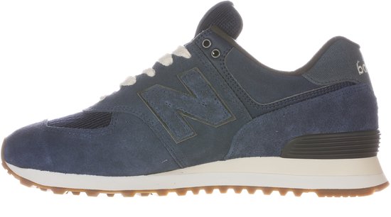 Sneaker New Balance bleu marine avec lacets blancs et semelle beige.