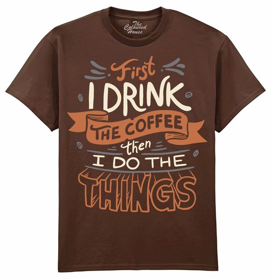 Bruine T-shirt met tekst: "First I DRINK THE COFFEE then I DO THE THINGS".