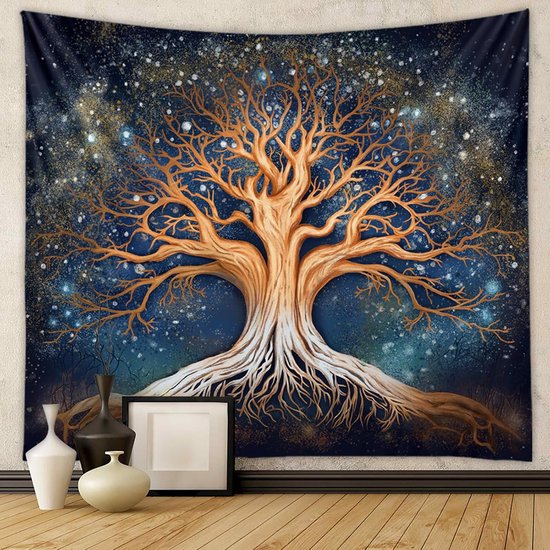 Groot wandkleed met gouden levensboom tegen een blauwe sterrenhemel.