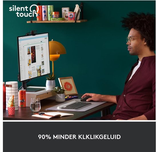 Man met bril gebruikt een Logitech M650 L muis aan een bureau.
