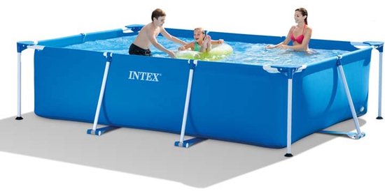 Blauw rechthoekig Intex zwembad met witte steunpilaren. Drie personen, twee kinderen en een volwassene, genieten van het zwemmen.