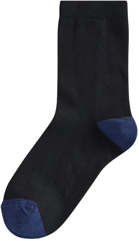 Zwarte sok met marineblauwe hiel en tenen.