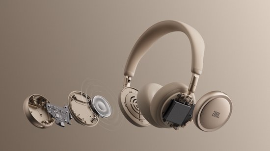Gedemonteerde beige JBL koptelefoon met luidspreker, printplaat en batterij zichtbaar.