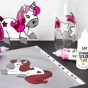Twee witte eenhoorns met roze manen en staarten, de ene staand, de andere liggend, met stippen en een hart.