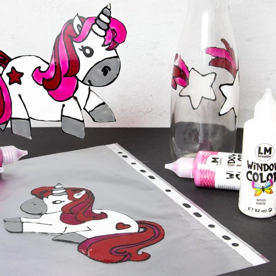 Twee witte eenhoorns met roze manen en staarten, de ene staand, de andere liggend, met stippen en een hart.